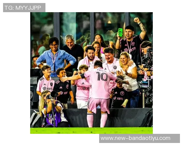 梅西在补时阶段单刀突袭被迅速回追的防守球员成功破坏 梅西在补时阶段单刀突袭被迅速回追的防守球员成功破坏