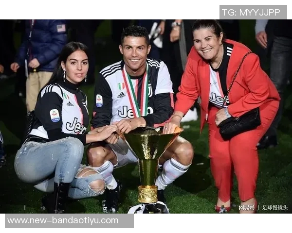 海港庆祝20周年纪念徽标增添冠军奖杯象征辉煌成就